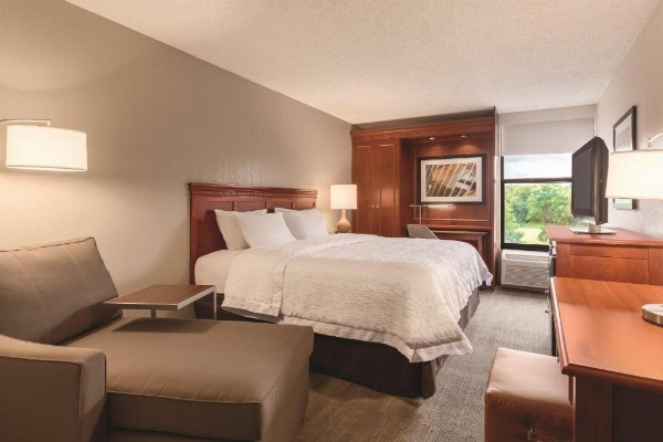 Hampton Inn By Hilton Des Moines Airport image 13