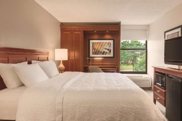 Hampton Inn By Hilton Des Moines Airport image 19