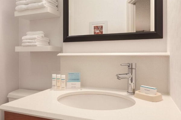 Hampton Inn By Hilton Des Moines Airport image 23