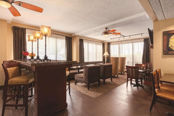 Hampton Inn By Hilton Des Moines Airport image 6